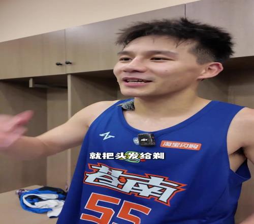 柳杨杰:妈妈让我把额头露出来,大大方方的...