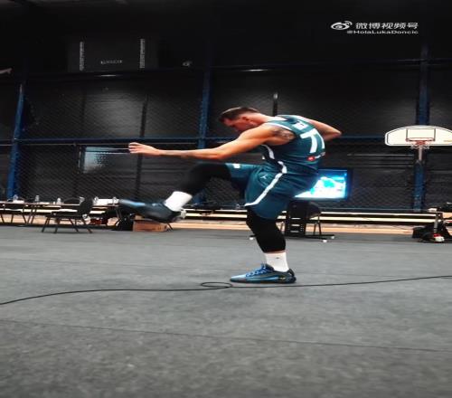 到底瘦了多少东契奇身穿斯洛文尼亚球衣,拍摄欧锦赛定妆照