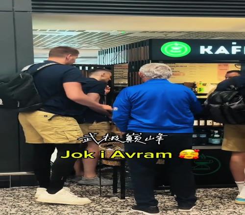 小弟跑腿买咖啡结果只顾着打电话,被约基奇拍后脑勺伺候