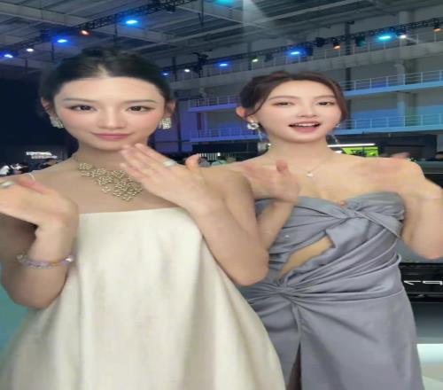 金佳悦与闺蜜一起跳手势舞:美女+美女=美女