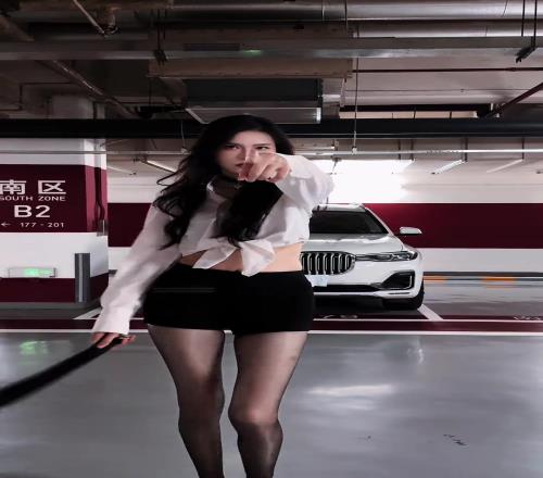 这架势谁敢不服!前女篮国手许诺身穿黑丝手拿皮鞭:不服就约场球