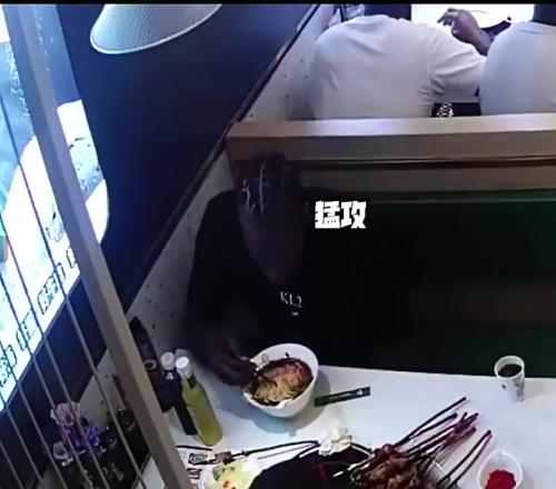 哟呵,会用筷子啊!小卡中国行去店里吃牛肉面,直接干了一碗