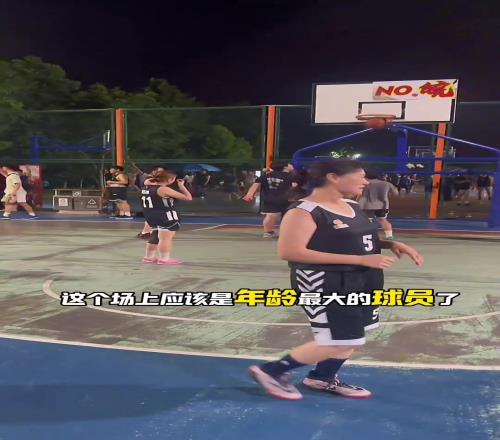 野球场上这个年龄的女球员真不多见啊!打球吗兄弟