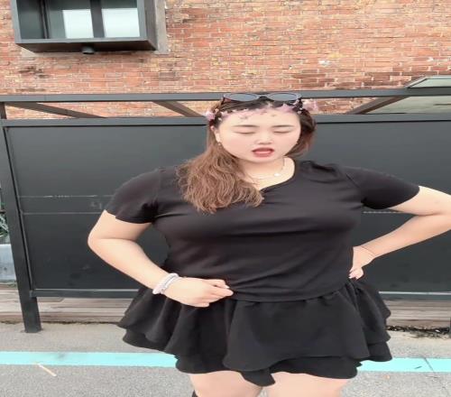 好家伙,真壮啊!“大宝贝”刘禹彤晒可爱手势舞视频