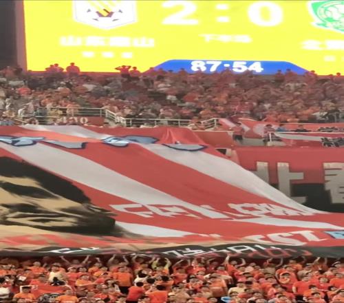 重温京鲁大战名场面,费莱尼专属Tifo,王大雷“weareone”首秀