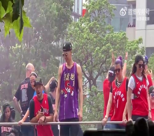 俺也是NBA冠军!19年林书豪身穿猛龙麦迪球衣,参加冠军游行