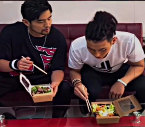 林书豪把掉桌上的蘑菇扔进周杰伦饭盒里,周杰伦看傻了都