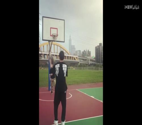 周杰伦野球场罚球线曾11投10中!林书豪调侃:我7岁的水平!