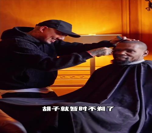 发型师给杜兰特修头发,随便扒拉几下轻松赚到几百美金