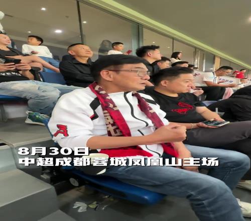“金牌球市”成明星打卡地,香港演员李国麟点赞蓉城公益看台