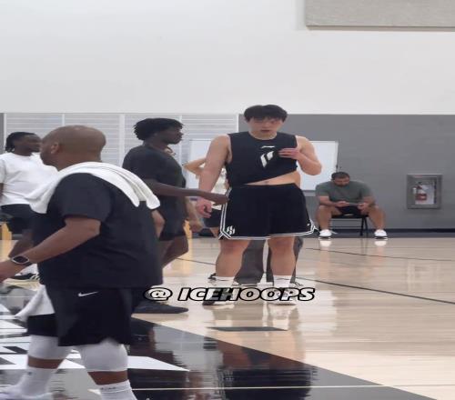 氛围难得!杨瀚森郭昊文NBA休赛期球局小杨最后体力下降