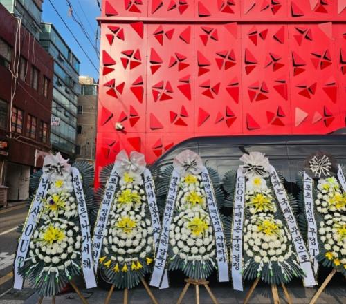 T1粉絲送花圈：目標不是冠軍的選手請出去無能的教練辭職！