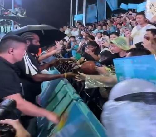 哈登：很多球迷冒着雨来现场支持我我必须出场与他们互动