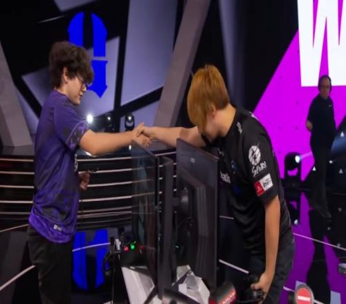15歲vs44歲<div id=