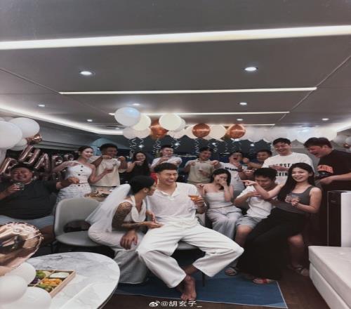 李添荣女友晒被求婚的现场照：爱的故事