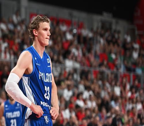 FIBA微波爐！馬爾卡寧首節(jié)2中2&罰球6中5貢獻10分1板1助1斷