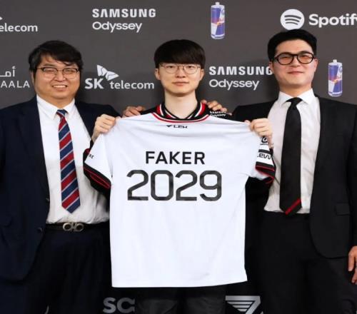Faker個(gè)人社交媒體更新續(xù)約照：手持Faker2029隊(duì)服