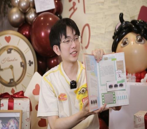AL發(fā)布圣槍哥禮物拆箱：感謝大家準(zhǔn)備的禮物Flandre打到80歲