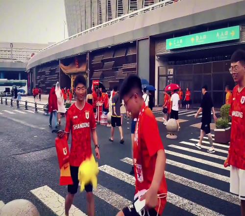 重温京鲁经典!李霄鹏经典语录:和踢国安踢你不拼不就丢人了吗