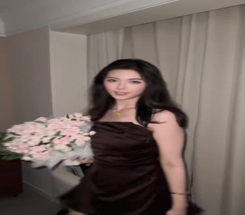 林葳送的吗卓识手捧一捧花身穿棕褐色裙子的转场:美美出现一下
