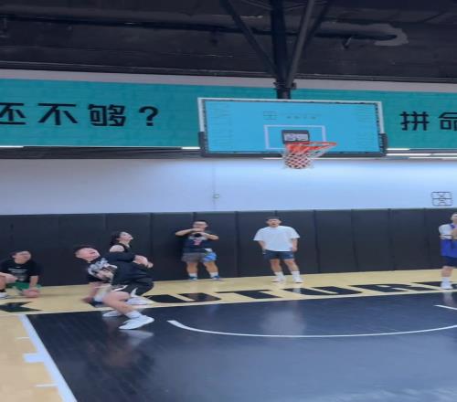 不好意思,长了一副不会打球的样子...