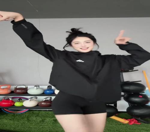 卓识在健身房跳舞,长这么好看进娱乐圈还来得及