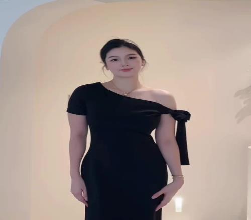 好驚艷！露肩的野球場肘姐，看上去好有氣質(zhì)??！