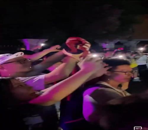 真正的人气王来了!老詹深夜抵达上海球迷接机:齐喊:GOAT