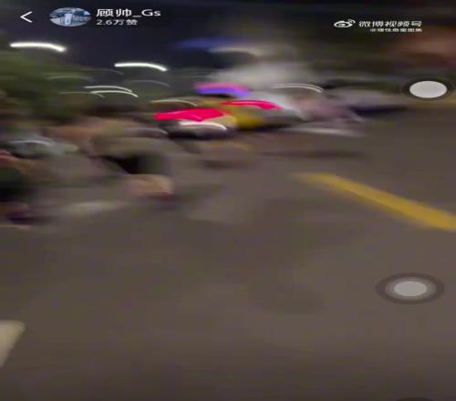 太疯狂!上海街头大量詹蜜追车,不顾安保试图阻拦车辆去路,交通险瘫痪