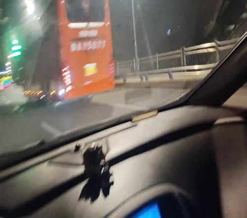 一家亲!泰山球迷在路上遇到球队大巴,双方互相鸣笛致意