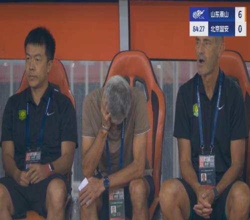 無可奈何啊！塞蒂恩沮喪捂嘴捂頭