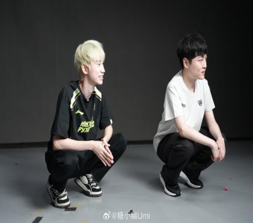 涅槃双杰！糖小幽晒出Doinb与Showmaker一起带娃合照：世界冠军哄娃花絮