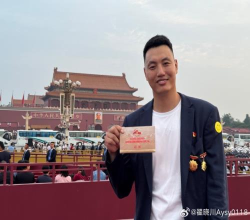 佩戴奖章参加阅兵仪式！翟晓川：正义必胜、和平必胜、人民必胜