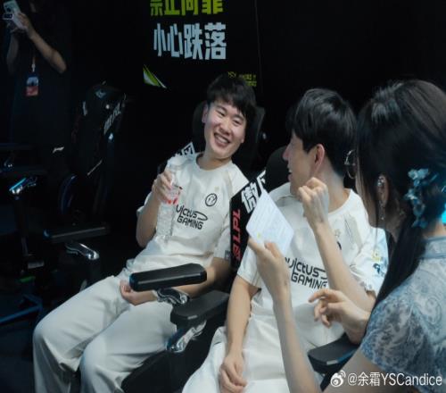 女主持人余霜曬出深圳季后賽工作照：青花瓷旗袍顯露國風韻味