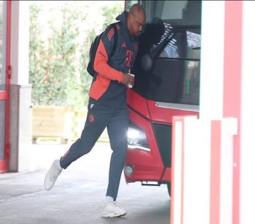 圖片報(bào)：拜仁大巴差點(diǎn)沒(méi)帶上孔帕尼就出發(fā)，因?yàn)樗ツ猛馓琢? />
<div   id=