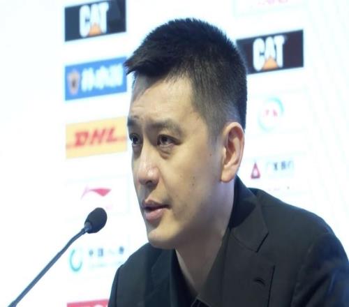 杨鸣：球队现在缺少一个领袖带领大家团结在一起并走出低谷