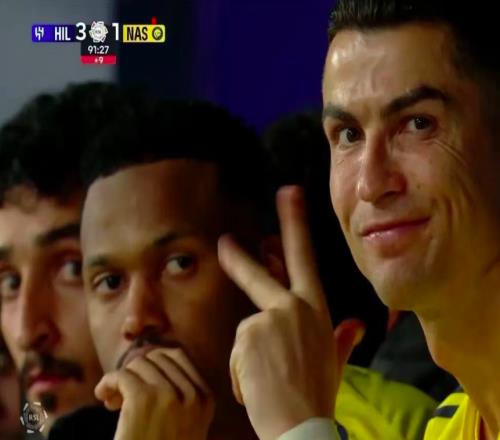 又來搞活！球隊遭逆轉(zhuǎn)C羅比爭議手勢，被扒14年前就曾這樣做過