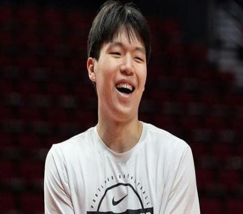 楊瀚森發(fā)社媒稱頭部無礙：?jiǎn)栴}不大謝謝大家關(guān)心