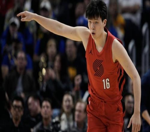 NBA裁判服了！主動給楊瀚森大拇指，244斤小楊撞頭搶球感動太多人