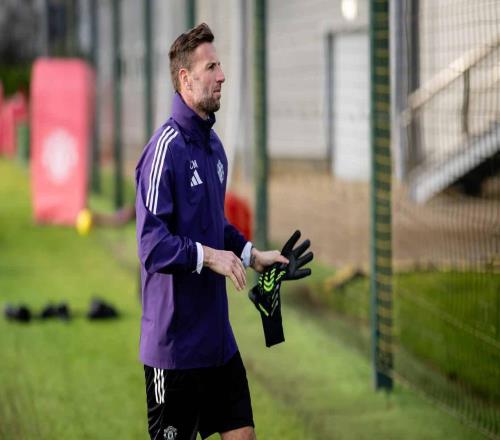 卡里克執(zhí)教曼聯(lián)首堂訓(xùn)練課圖集：教練團隊成員亮相