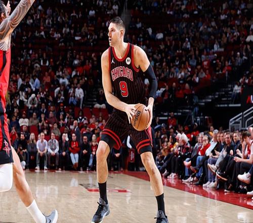 這次又被火箭打爆了！公牛先發(fā)中鋒的場(chǎng)上效果看起來(lái)一塌糊涂