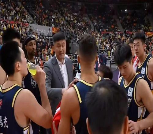 CCTV5直播廣東男籃大戰(zhàn)上海，CBA四強(qiáng)巔峰對(duì)決，杜鋒或故技重施