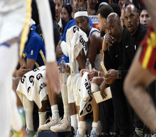 玩得不亦樂乎，勇士隊庫里和巴特勒在大勝開拓者隊時盡情嬉鬧