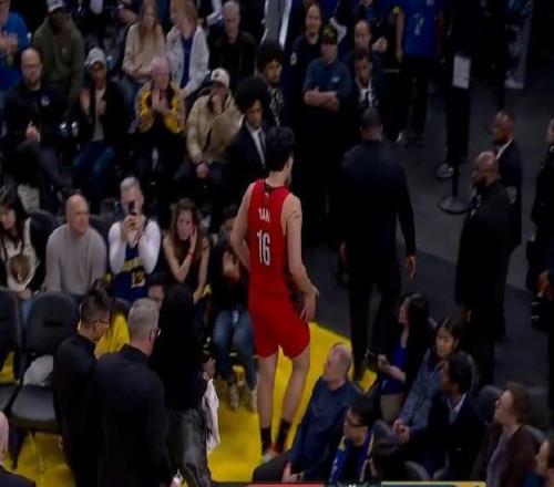 幸無大礙！楊瀚森后腦被撞后經短暫檢查重返球場繼續(xù)比賽