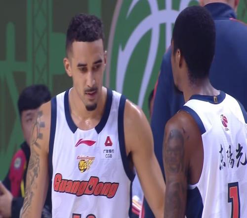 朱芳雨賭對了！CBA“新中鋒”打成大腿，加盟廣東隊成定局