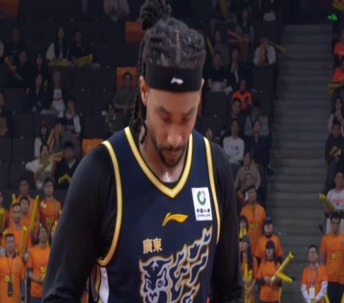 逼杜鋒放棄薩林杰廣東隊內(nèi)線慘遭上海暴打，朱芳雨將簽第五外援