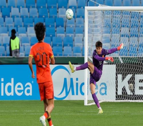 致敬！李昊帶病出戰(zhàn)助U23國足晉級發(fā)燒仍零封泰國+3場獻(xiàn)16次神撲