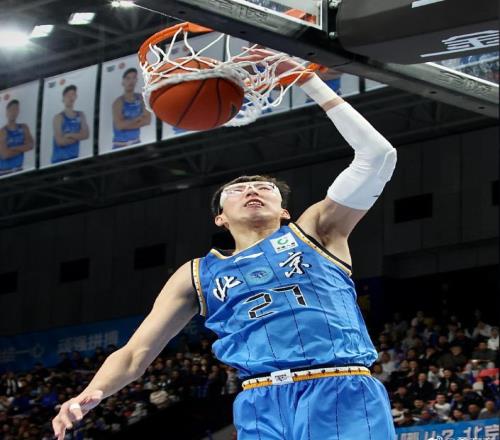 唉！真奇怪，三大頂薪合砍12分，比32歲老將得分少，怪得不4戰(zhàn)3負(fù)