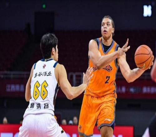 上海男籃VS新疆！盧偉全力出擊，洛夫頓爆發(fā)，央視直播