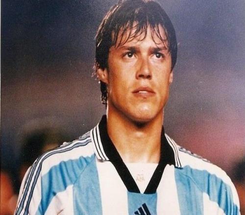 效力意甲三大豪門的悍將，30歲對(duì)足球失去熱情，39歲瘋狂教練模式